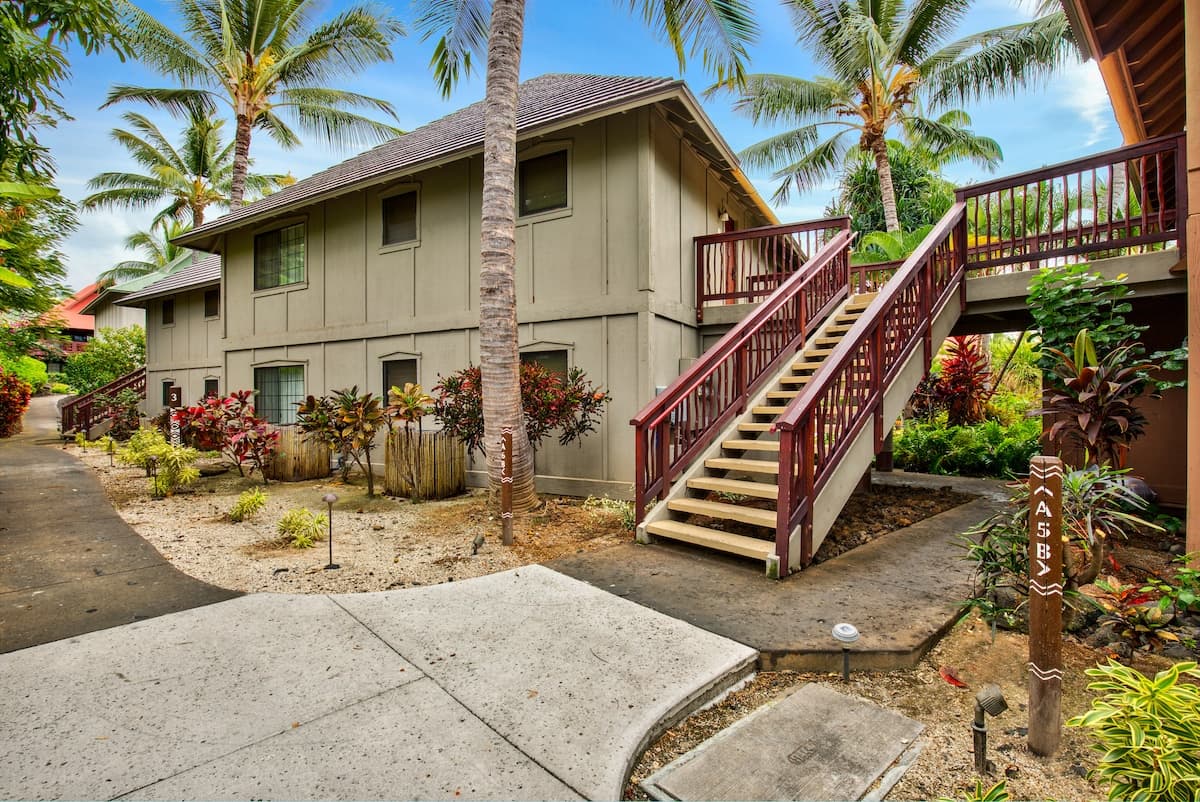 Condo in Kailua-Kona · ★4.9 · 2 bedrooms · 2 beds · 2 baths - Photo 3