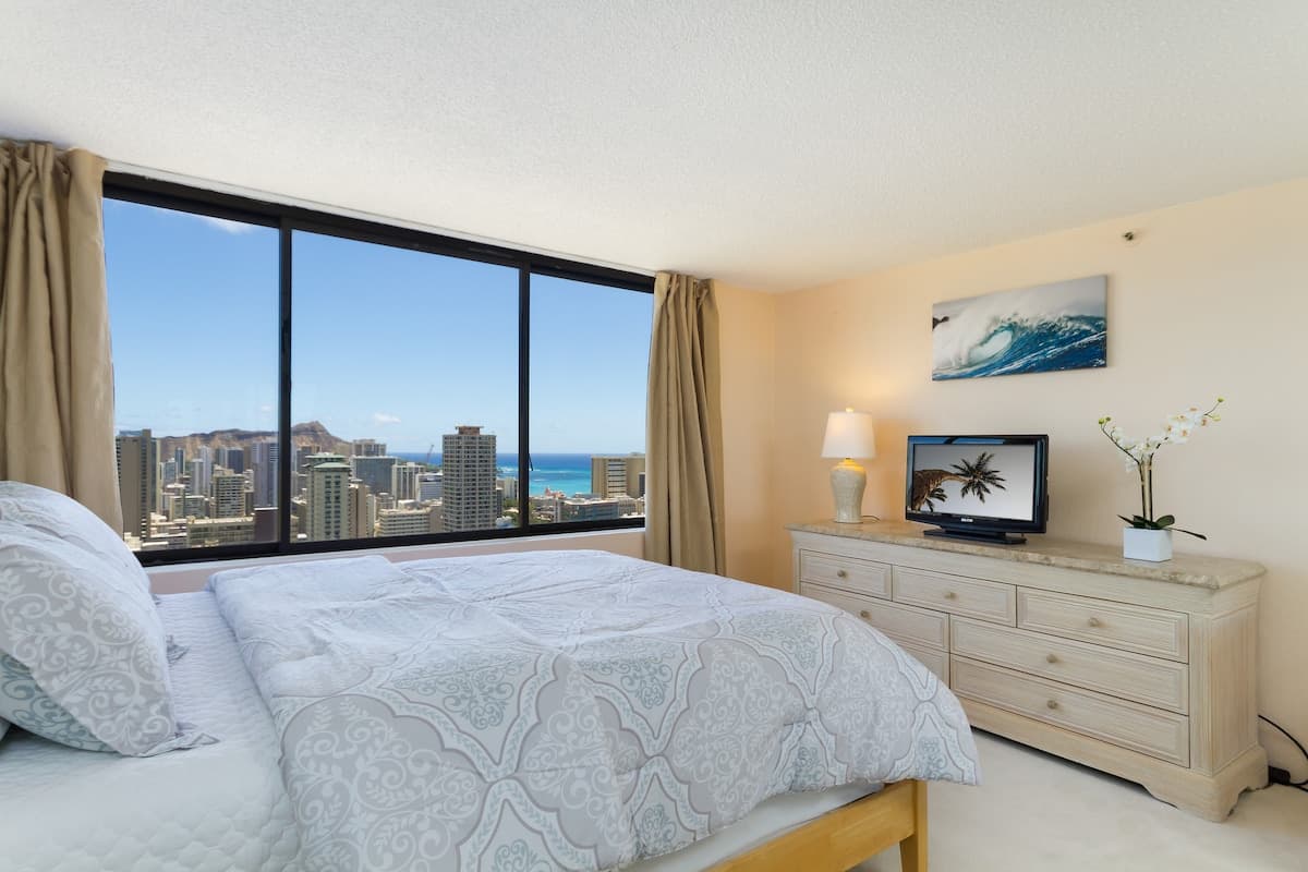 Condo in Honolulu · ★4.55 · 2 bedrooms · 4 beds · 2 private baths - Photo 5