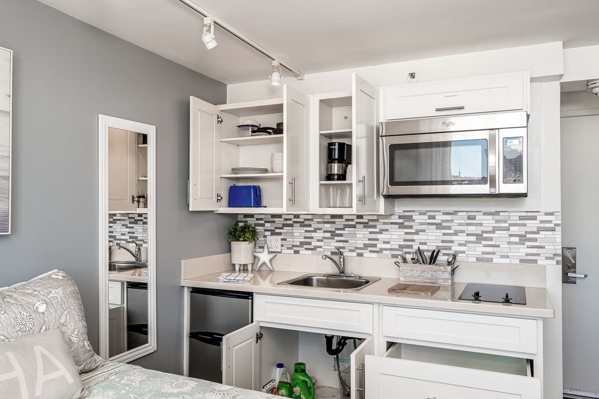 Condo in Honolulu · ★4.73 · Studio · 1 bed · 1 private bath - Photo 4