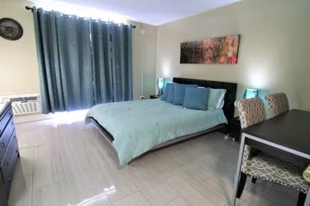Condo in Honolulu · ★4.64 · Studio · 1 bed · 1 private bath - Photo 3