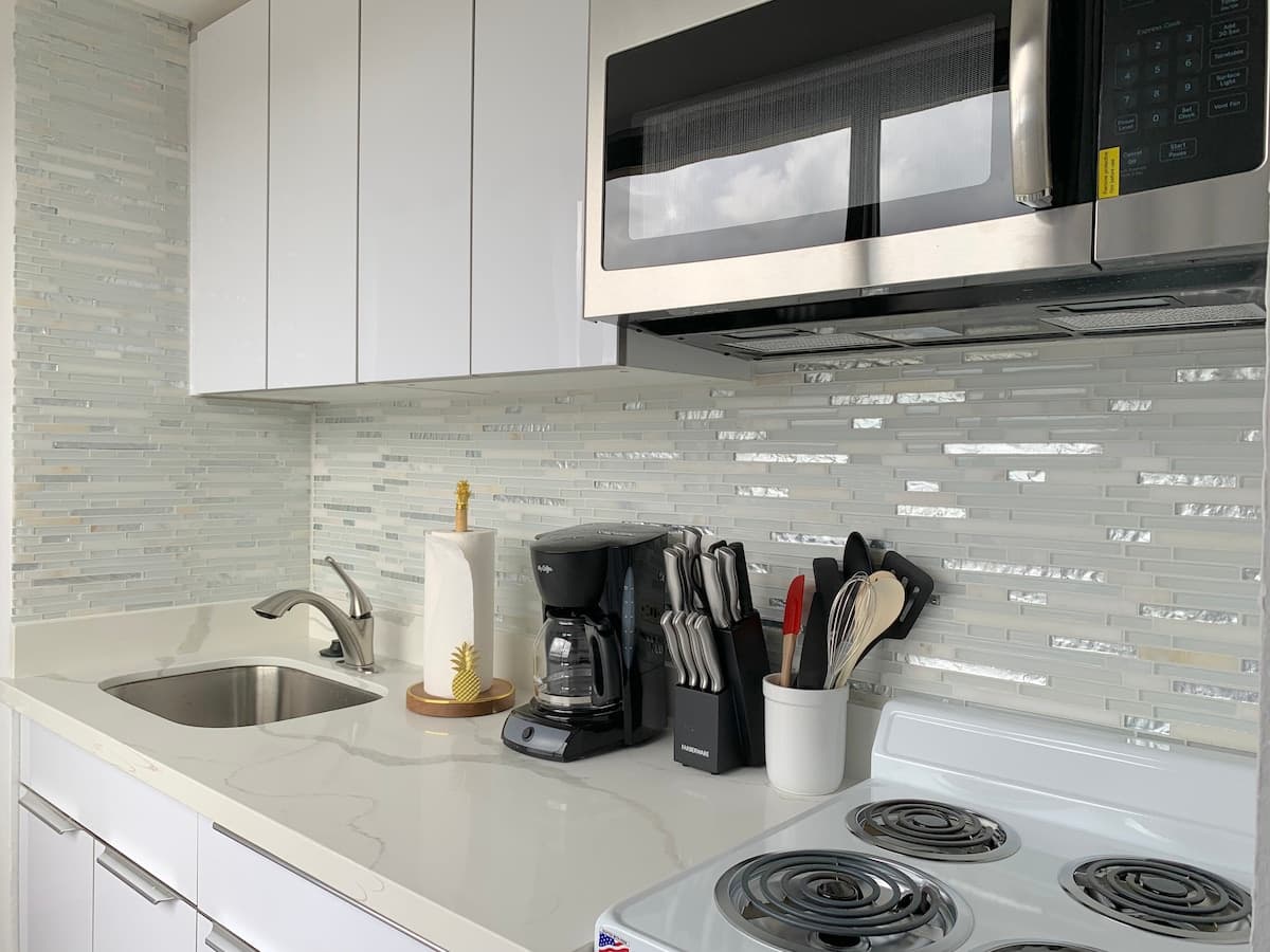 Condo in Honolulu · ★4.73 · Studio · 1 bed · 1 shared bath - Photo 5