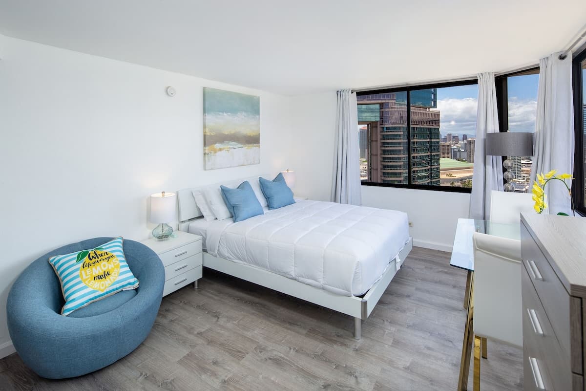 Condo in Honolulu · ★4.73 · Studio · 1 bed · 1 shared bath - Photo 2