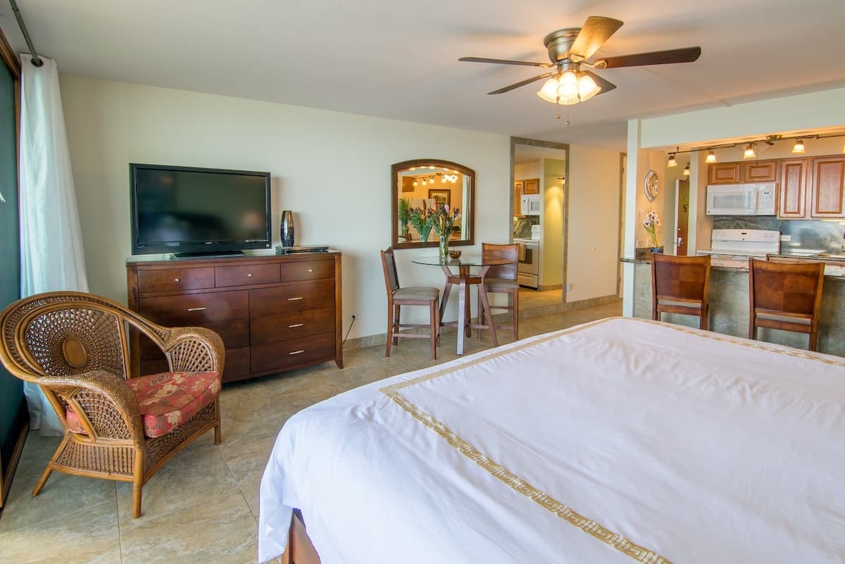 Condo in Lahaina · ★4.86 · 2 bedrooms · 1 bed · 1 bath - Photo 4