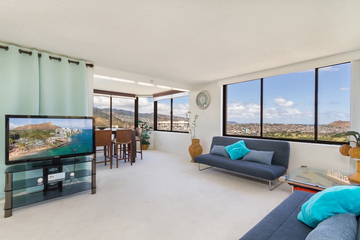 Condo in Honolulu · ★4.55 · 2 bedrooms · 4 beds · 2 private baths - Photo 1