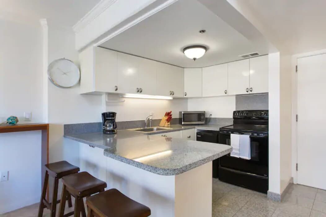 Condo in Honolulu · ★4.64 · 1 bedroom · 2 beds · 1 private bath - Photo 4