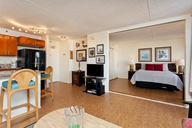 Condo in Honolulu · ★4.55 · 1 bedroom · 2 beds · 1 bath - Photo 3