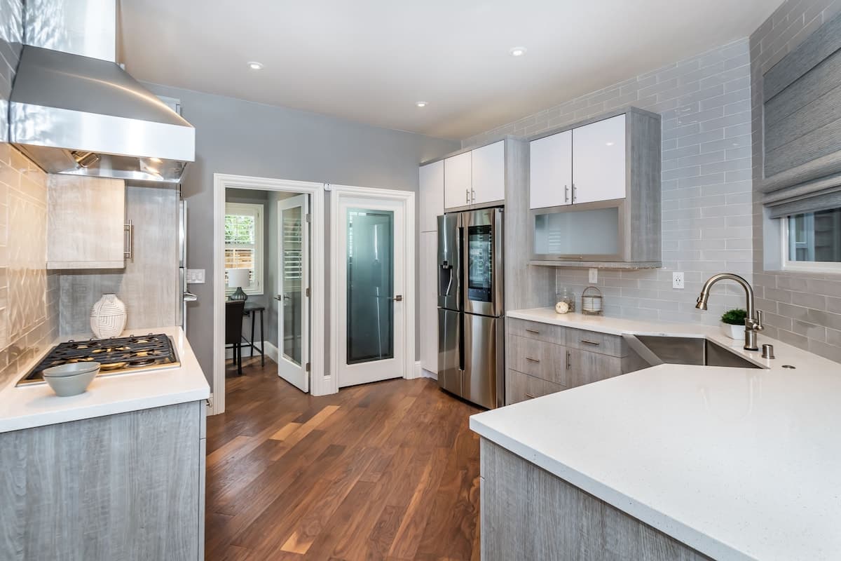 Edwardian 2BR with Chef's Kitchen & Marble Bath - Photo 5