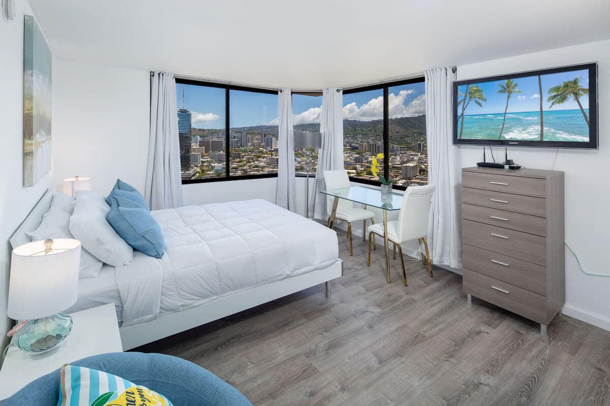 Condo in Honolulu · ★4.73 · Studio · 1 bed · 1 shared bath - Photo 1