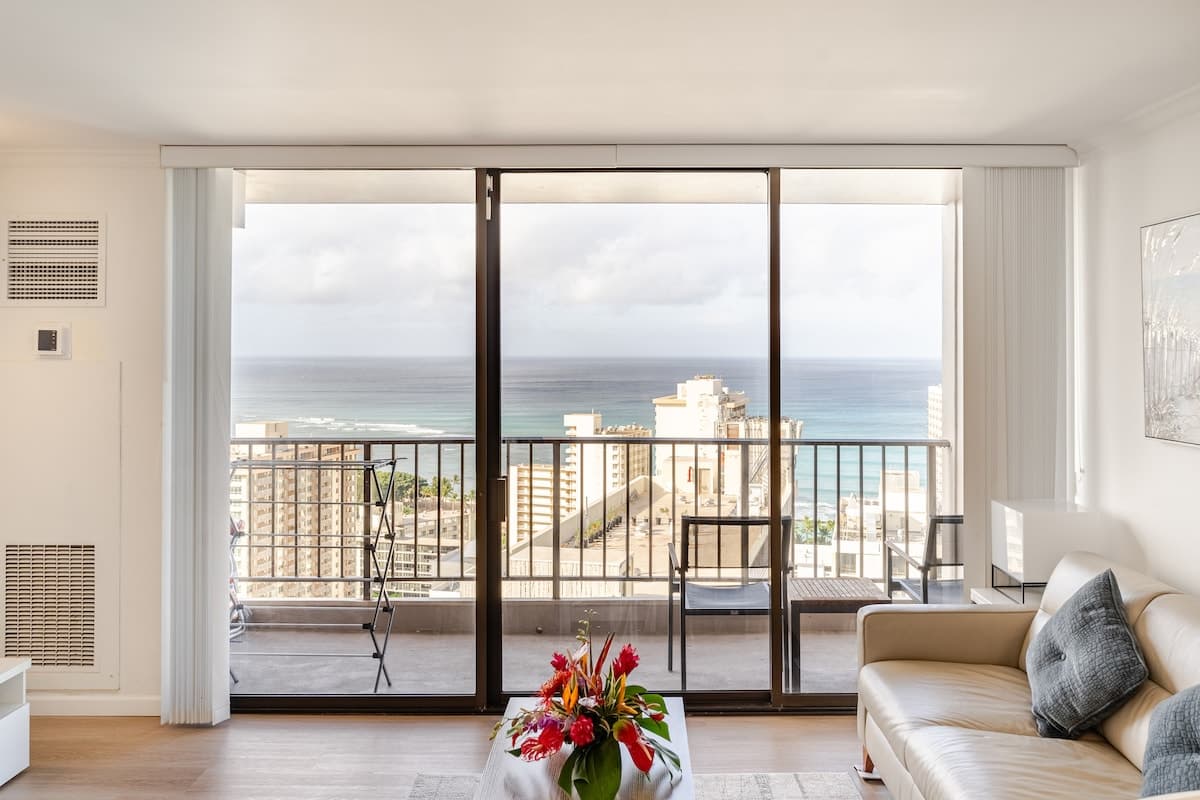 Highrise Ocean Views in Waikiki, +AC - Photo 2