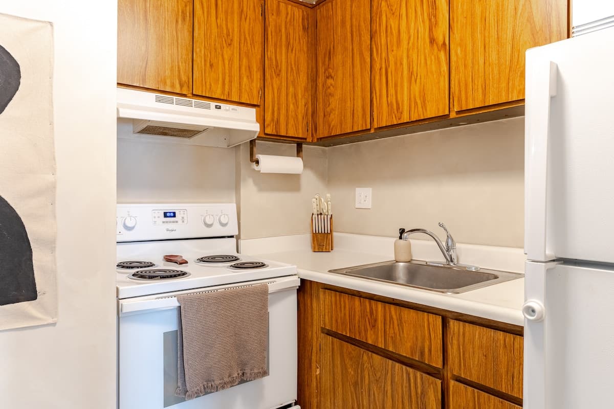 Condo in Honolulu · ★4.66 · Studio · 2 beds · 1 private bath - Photo 2