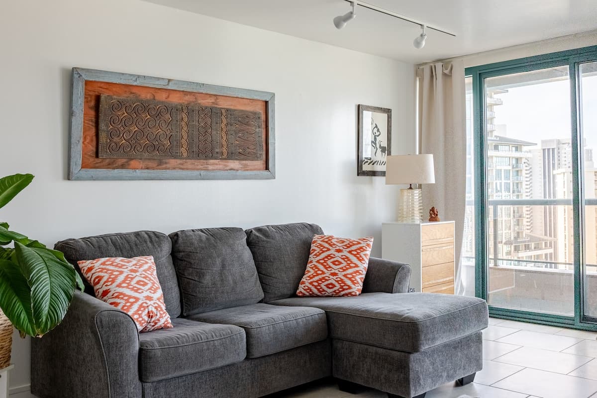 Condo in Honolulu · ★5.0 · 1 bedroom · 3 beds · 2 private baths - Photo 3