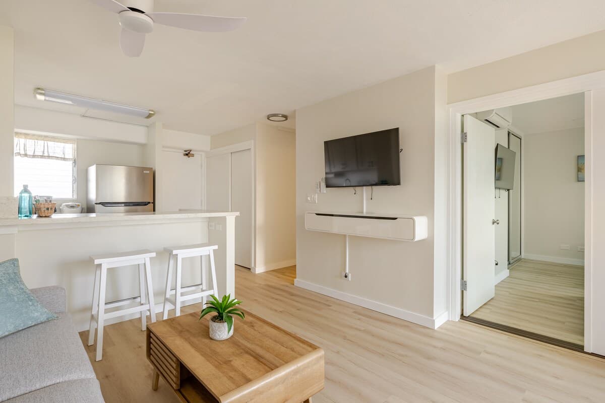 2BR Waikiki Condo • Ocean & City Views+Parking - Photo 2