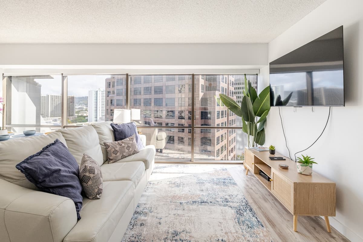 Honolulu Mountain View Condo w/ Free Parking - Photo 5