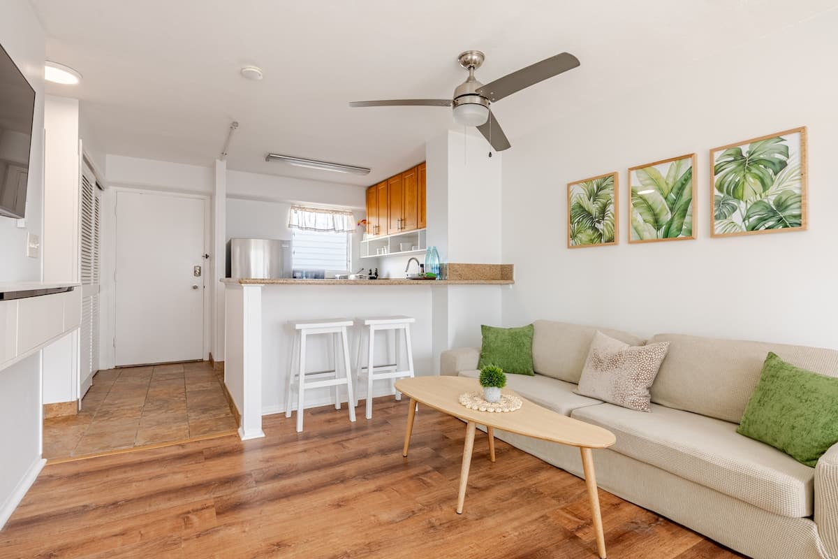 New Waikiki 2BR •Walk to Beach +free parking - Photo 1