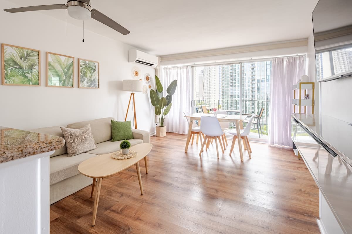 New Waikiki 2BR •Walk to Beach +free parking - Photo 3