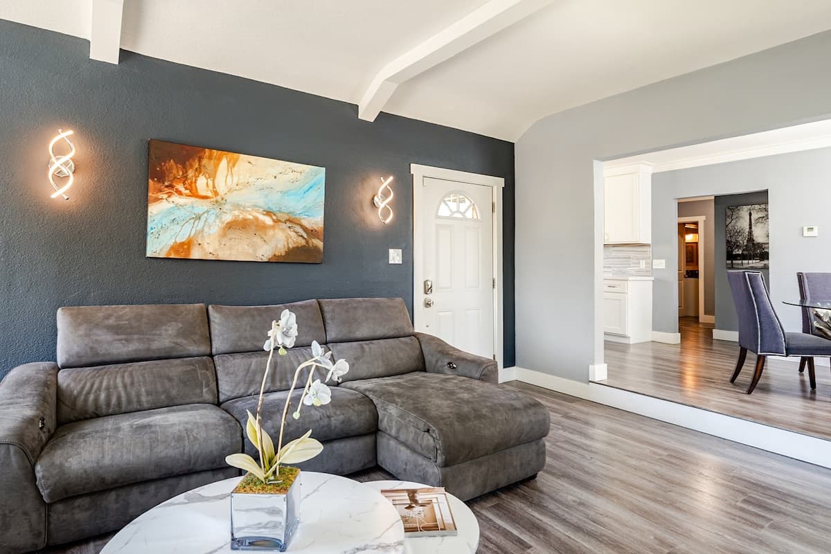 Remodeled 1,150 sq ft retreat with fireplace - Photo 2