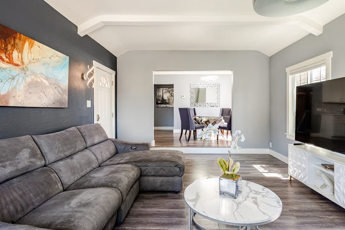Remodeled 1,150 sq ft retreat with fireplace - Photo 4