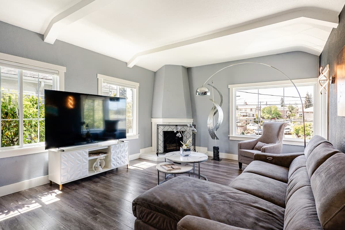 Remodeled 1,150 sq ft retreat with fireplace - Photo 1