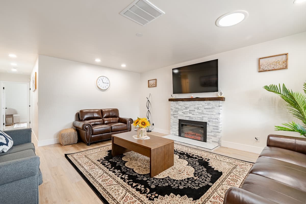 Brand New Designer Home in Marina, Sleeps 9 - Photo 4