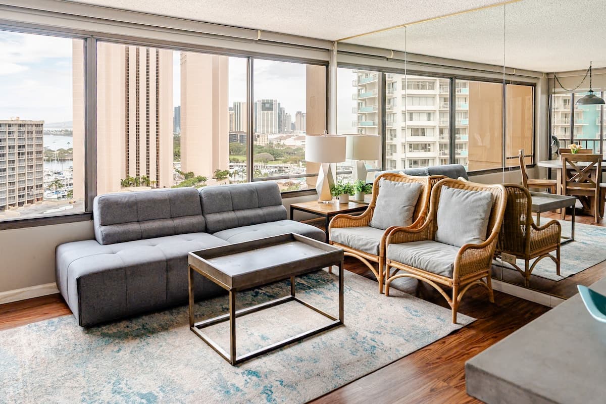 Condo in Honolulu · ★4.87 · 2 bedrooms · 3 beds · 2 private baths - Photo 2