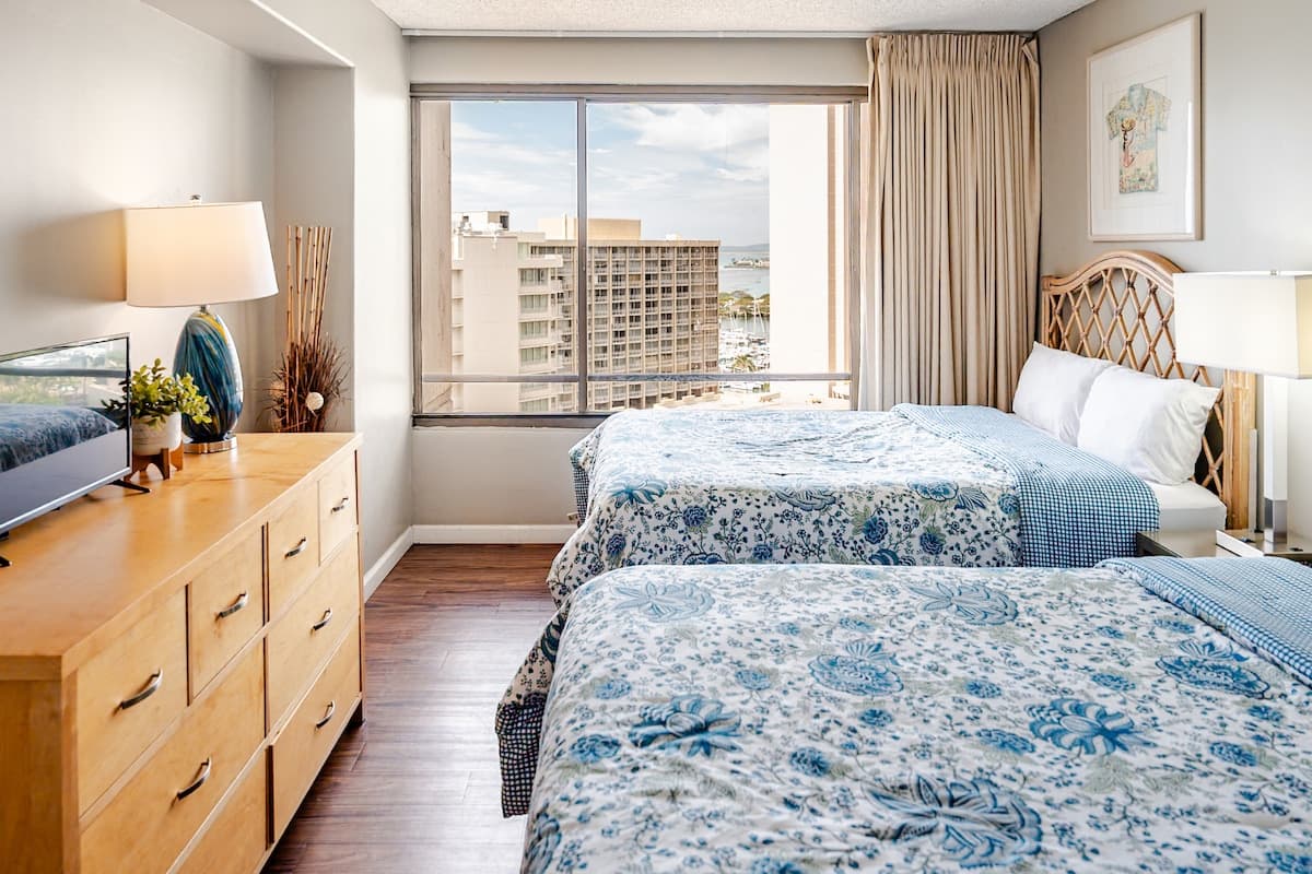 Condo in Honolulu · ★4.87 · 2 bedrooms · 3 beds · 2 private baths - Photo 4