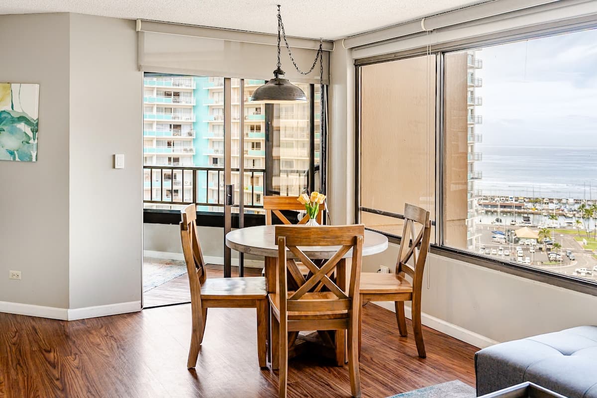 Condo in Honolulu · ★4.87 · 2 bedrooms · 3 beds · 2 private baths - Photo 3