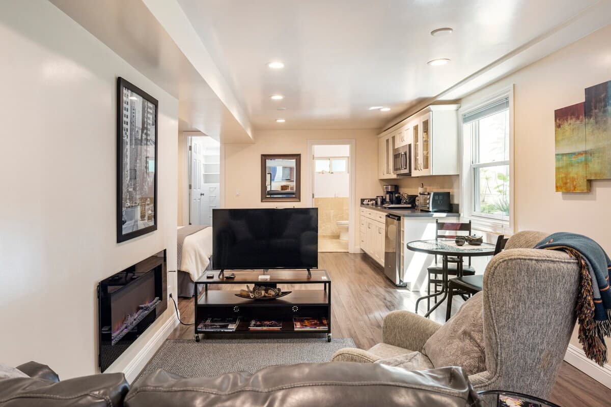 The Suite! Large cozy studio with private entrance - Photo 5