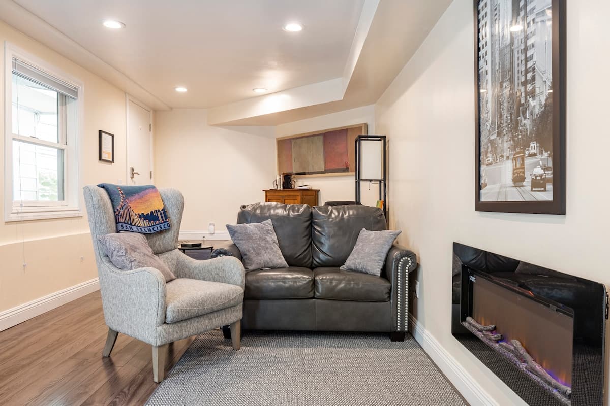 The Suite! Large cozy studio with private entrance - Photo 1