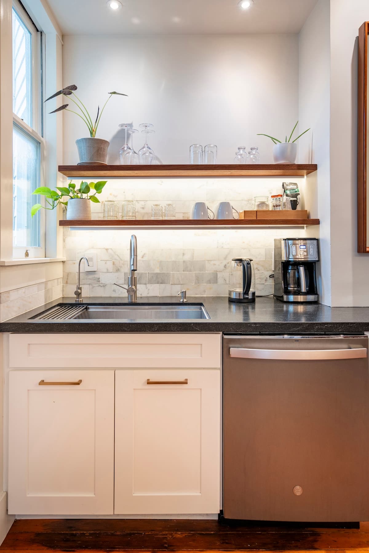 Light-Filled Edwardian Condo with Lush Garden - Photo 5