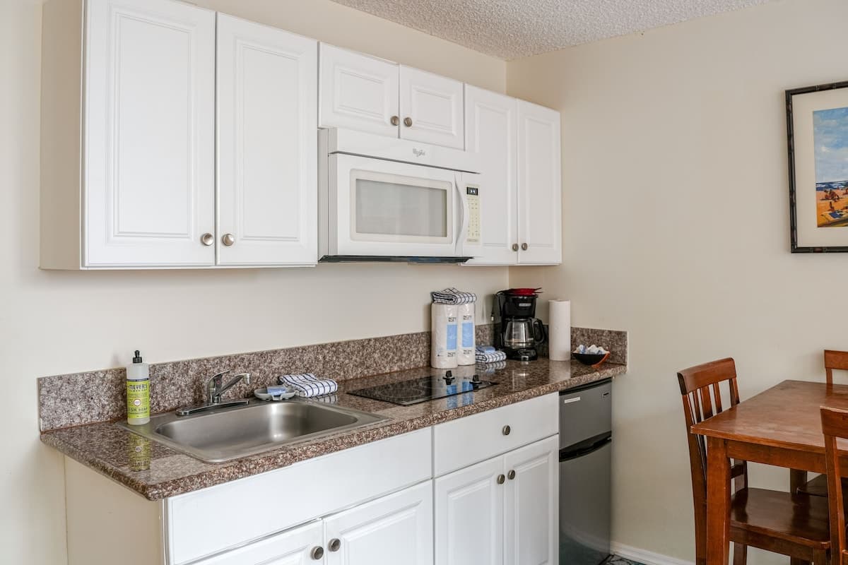 Condo in Honolulu · ★4.45 · Studio · 1 bed · 1 private bath - Photo 5