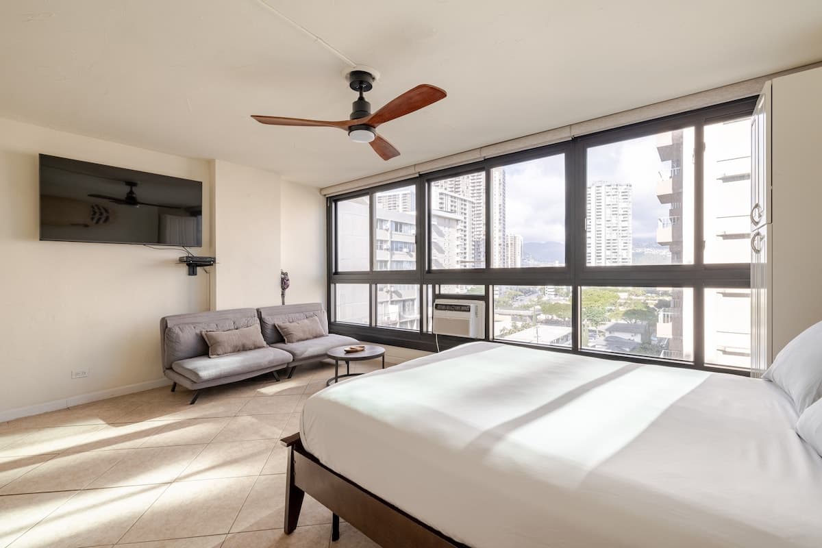 Waikiki Condo- 1 mins Walk to Beach on Main Strip! - Photo 4