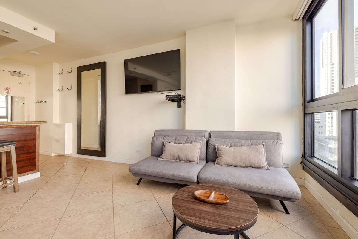 Waikiki Condo- 1 mins Walk to Beach on Main Strip! - Photo 3