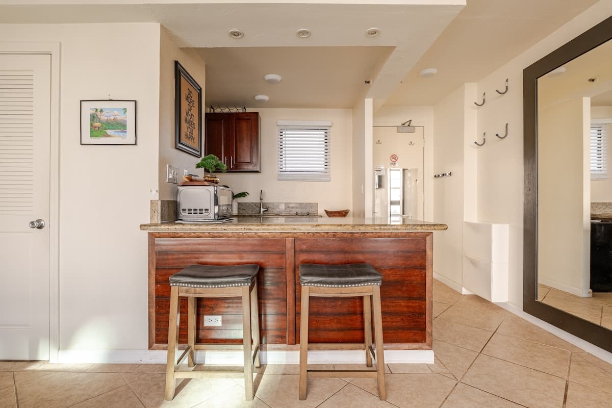 Waikiki Condo- 1 mins Walk to Beach on Main Strip! - Photo 2
