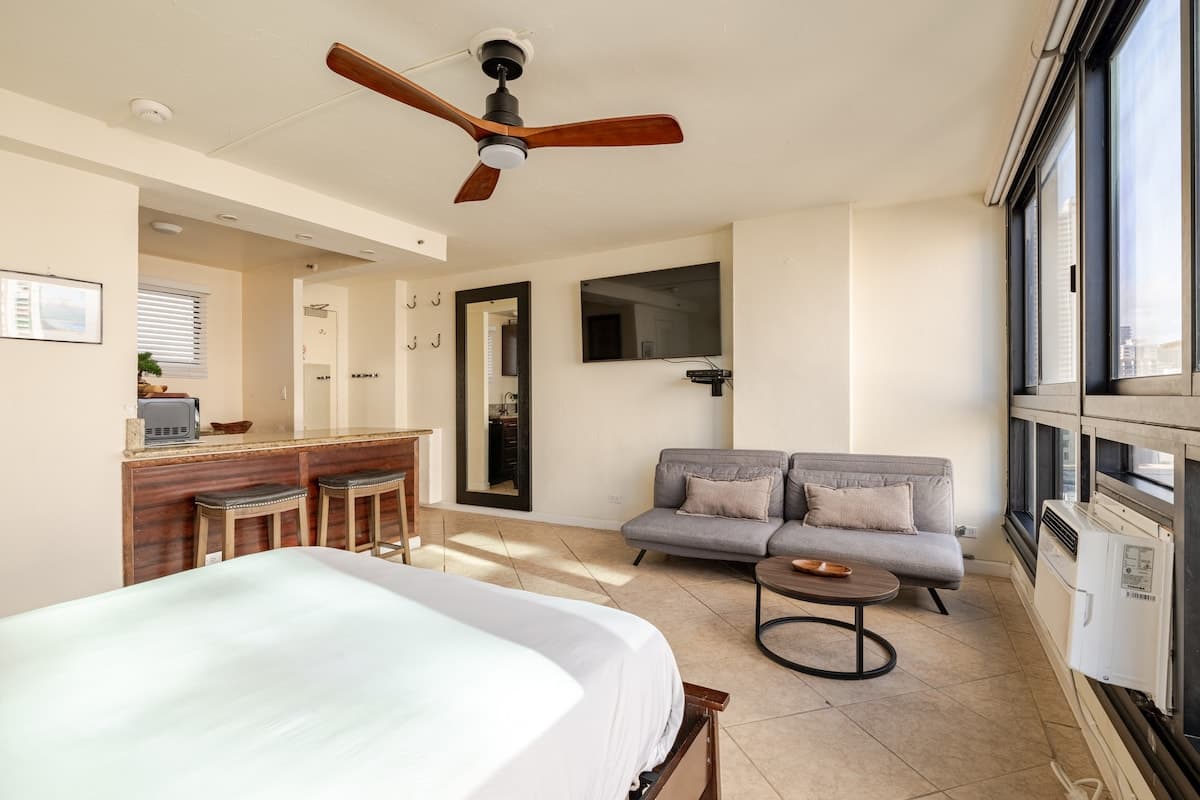 Waikiki Condo- 1 mins Walk to Beach on Main Strip! - Photo 1
