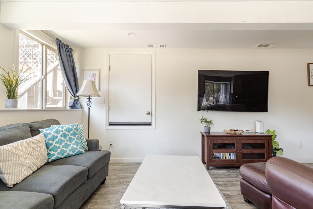 Bright 2BR w/driveway + Laundry, near Napa/SF - Photo 3