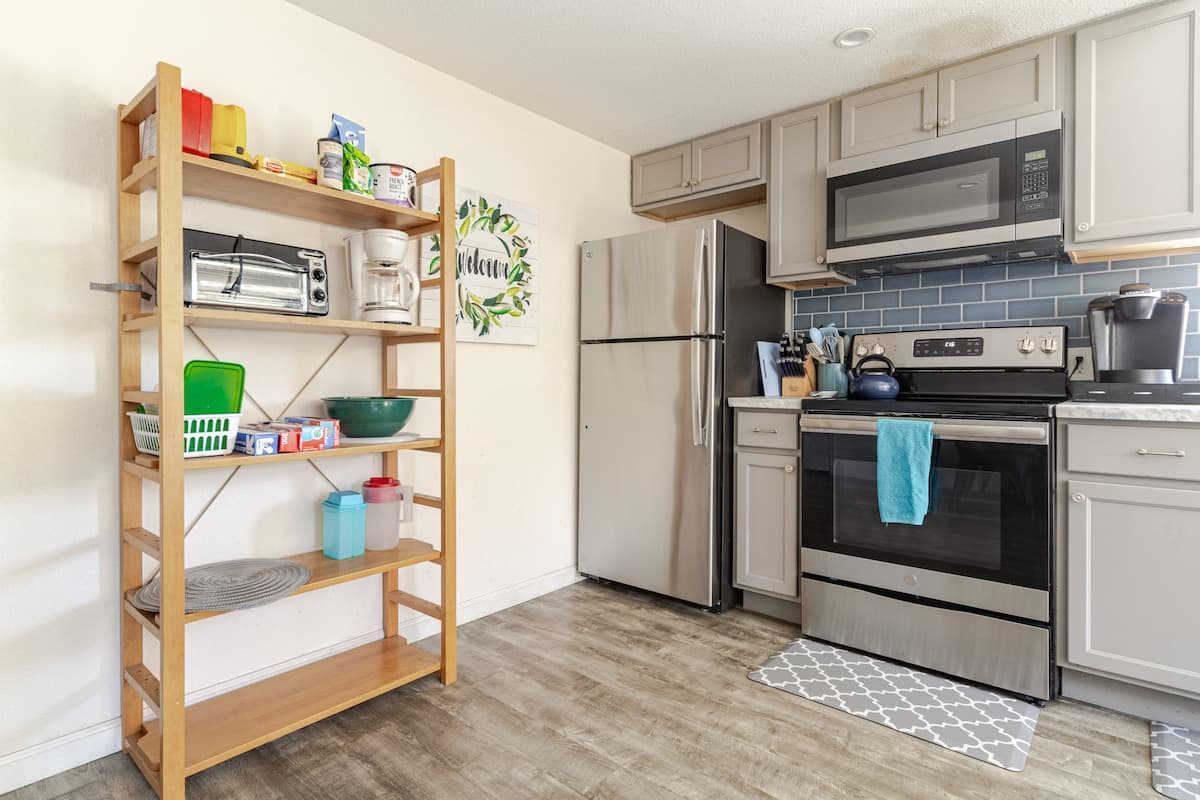 Bright 2BR w/driveway + Laundry, near Napa/SF - Photo 5