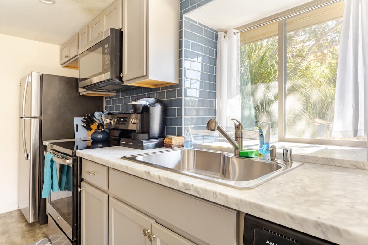 Bright 2BR w/driveway + Laundry, near Napa/SF - Photo 4