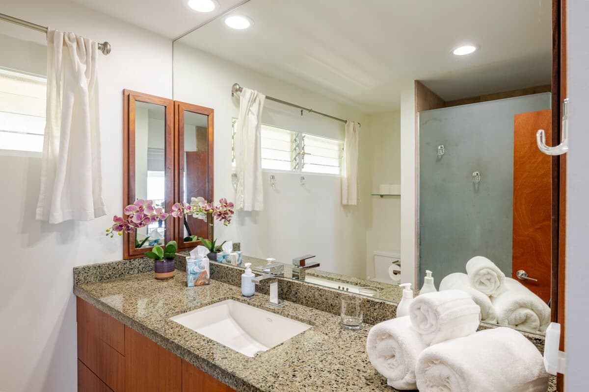 Home in Kailua-Kona · ★5.0 · 2 bedrooms · 3 beds · 1 bath - Photo 2