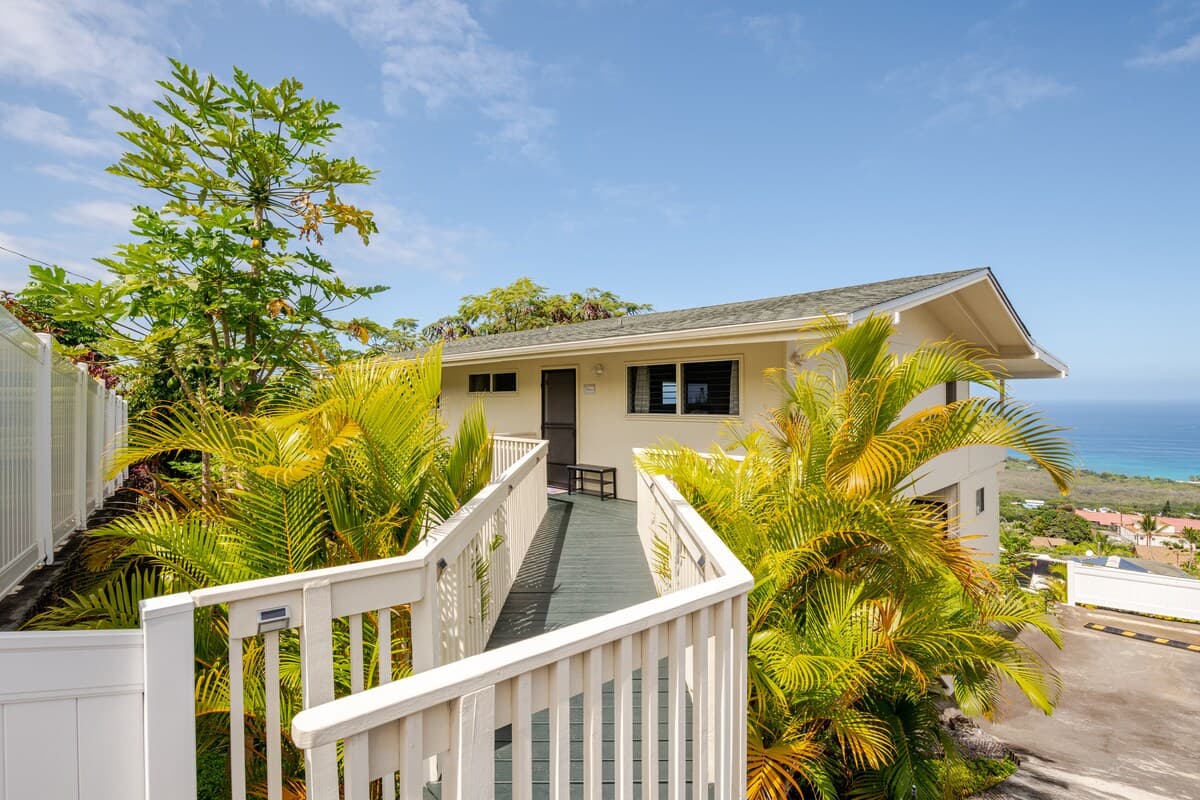 Home in Kailua-Kona · ★5.0 · 2 bedrooms · 3 beds · 1 bath - Photo 5