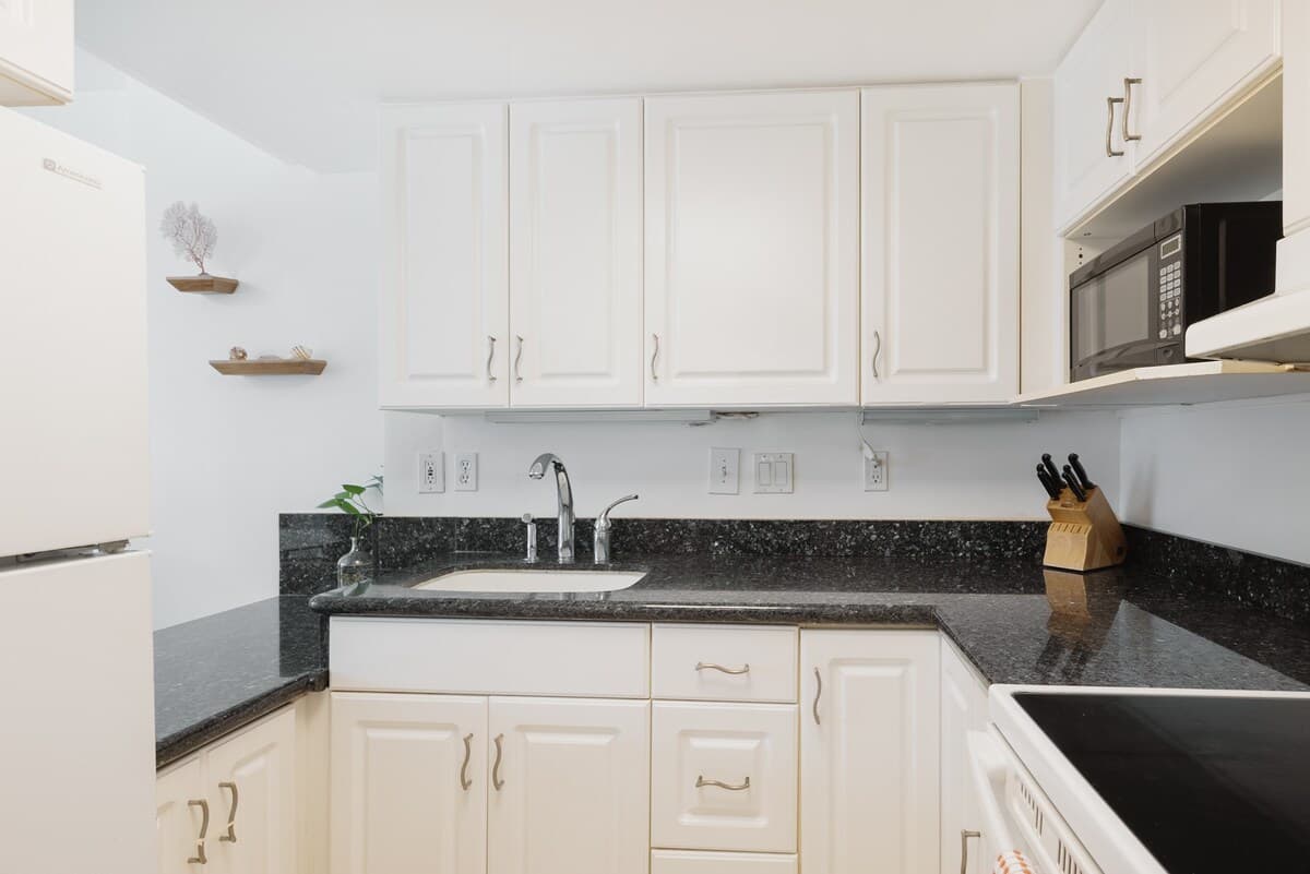 Condo in Honolulu · ★4.9 · 1 bedroom · 3 beds · 1 private bath - Photo 5