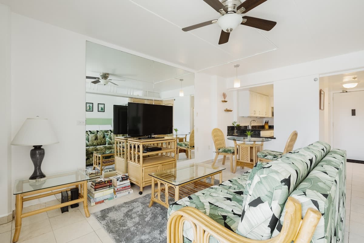 Condo in Honolulu · ★4.9 · 1 bedroom · 3 beds · 1 private bath - Photo 3