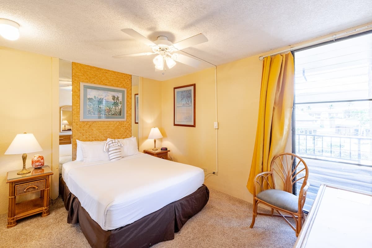 Condo in Lahaina · ★4.38 · 1 bedroom · 2 beds · 1 bath - Photo 4