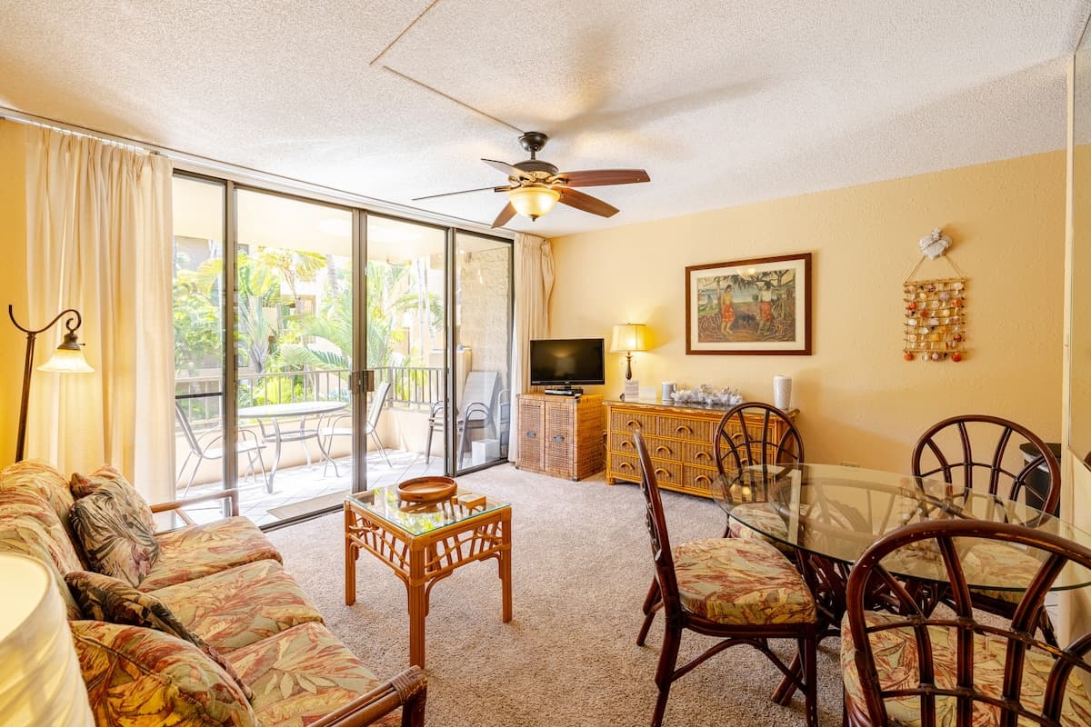 Condo in Lahaina · ★4.38 · 1 bedroom · 2 beds · 1 bath - Photo 3