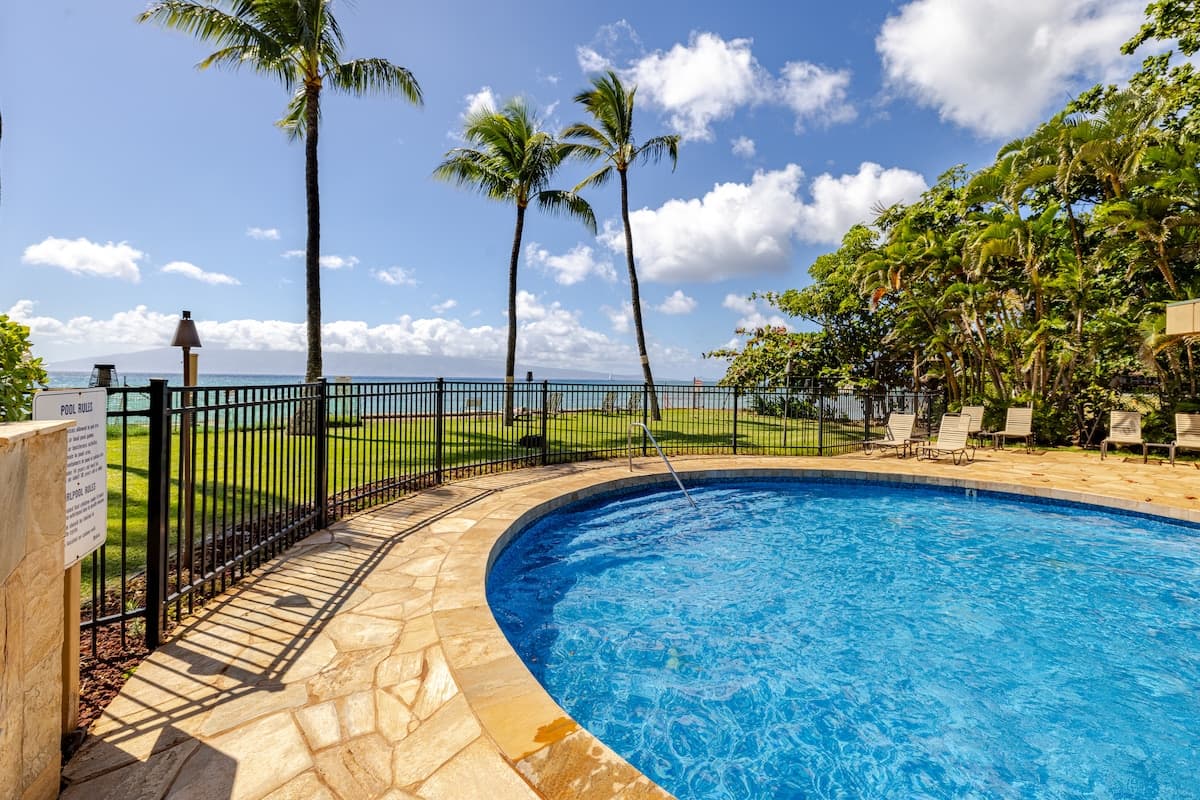 Condo in Lahaina · ★4.38 · 1 bedroom · 2 beds · 1 bath - Photo 1
