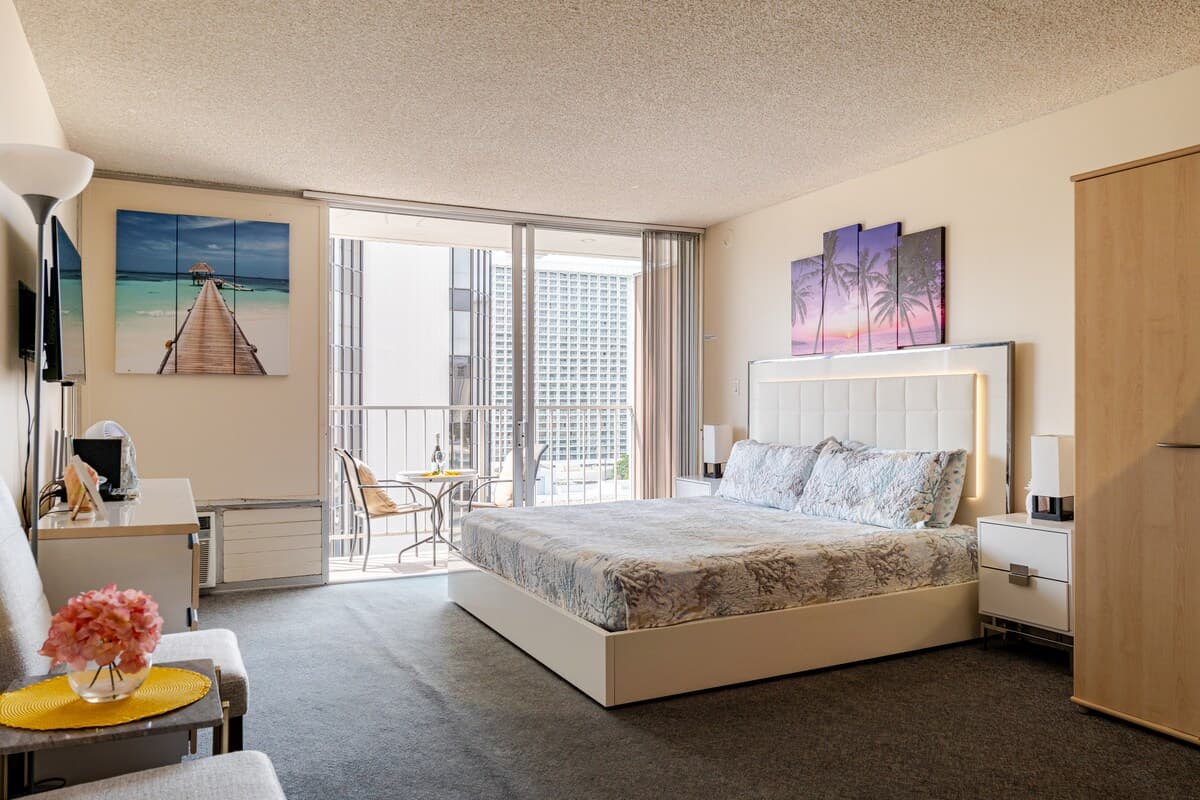 Lovely King Bed FREE Assigned Parking Pool Waikiki - Photo 4