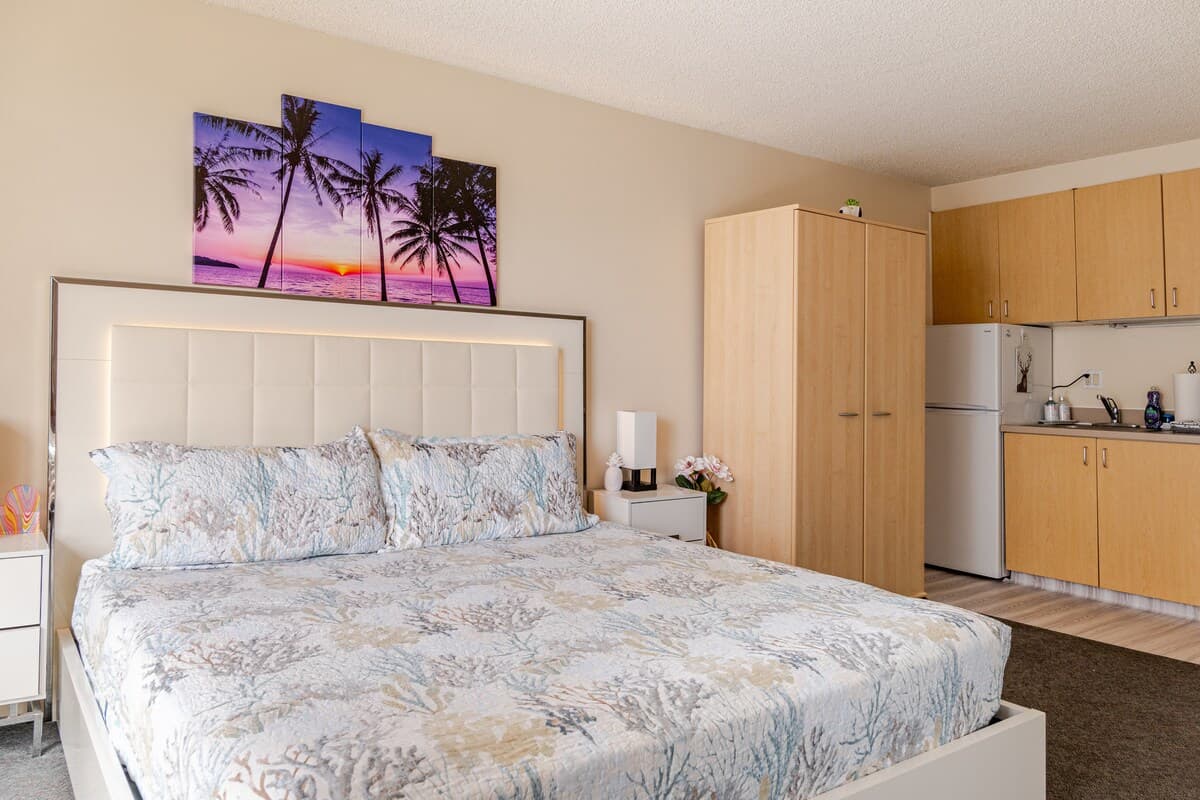 Lovely King Bed FREE Assigned Parking Pool Waikiki - Photo 5