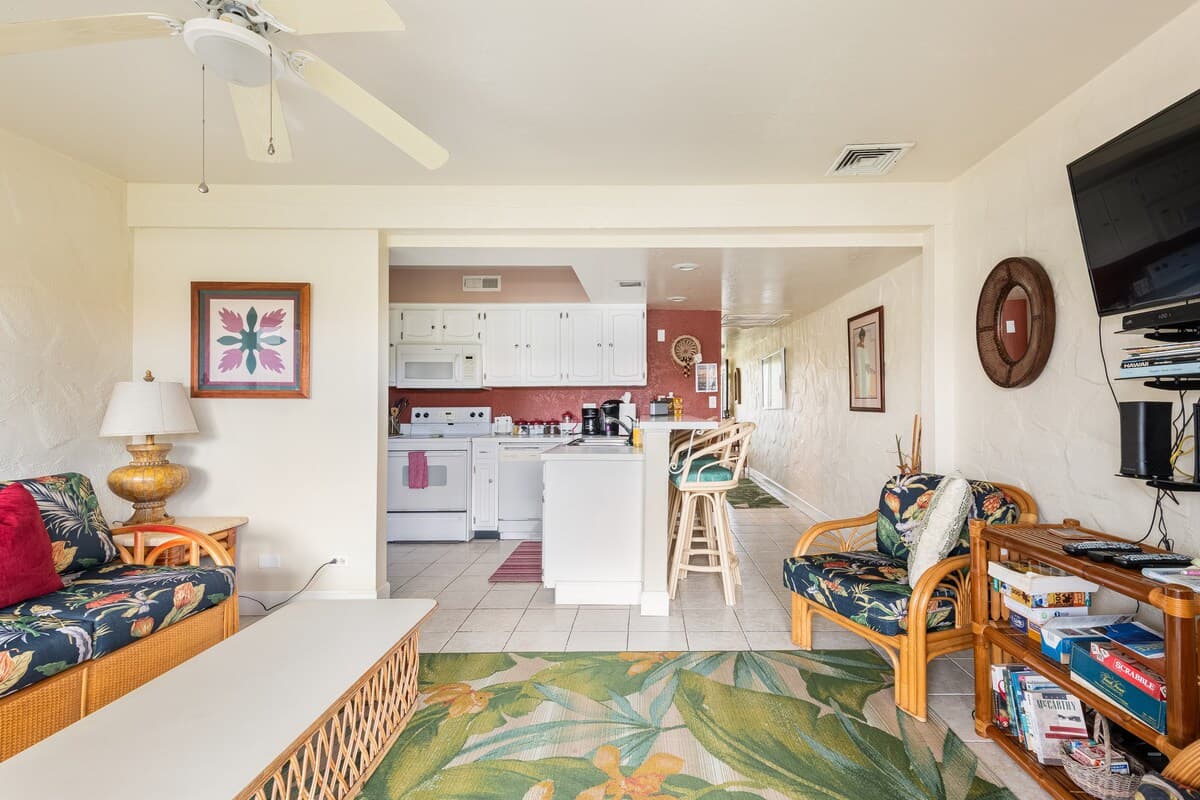Condo in Kailua-Kona · ★4.98 · 1 bedroom · 2 beds · 1 private bath - Photo 4