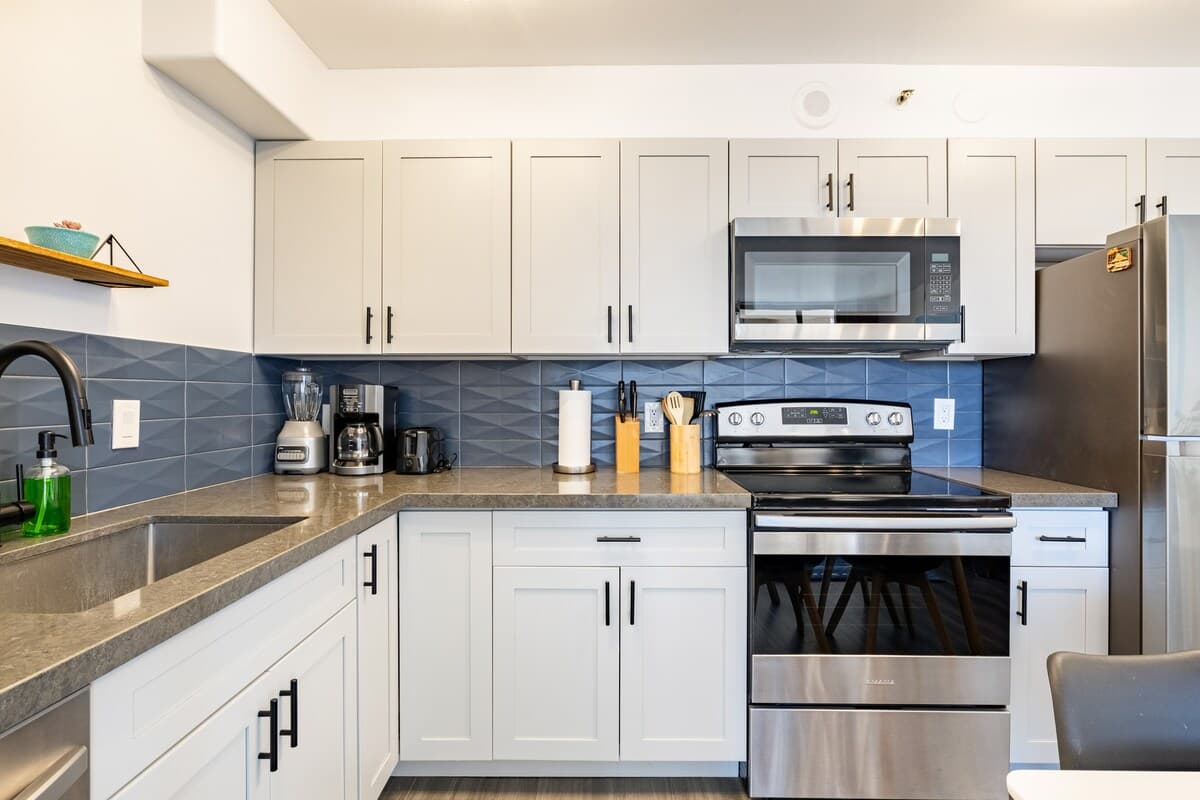 Condo in Honolulu · ★4.94 · 1 bedroom · 2 beds · 1 private bath - Photo 5