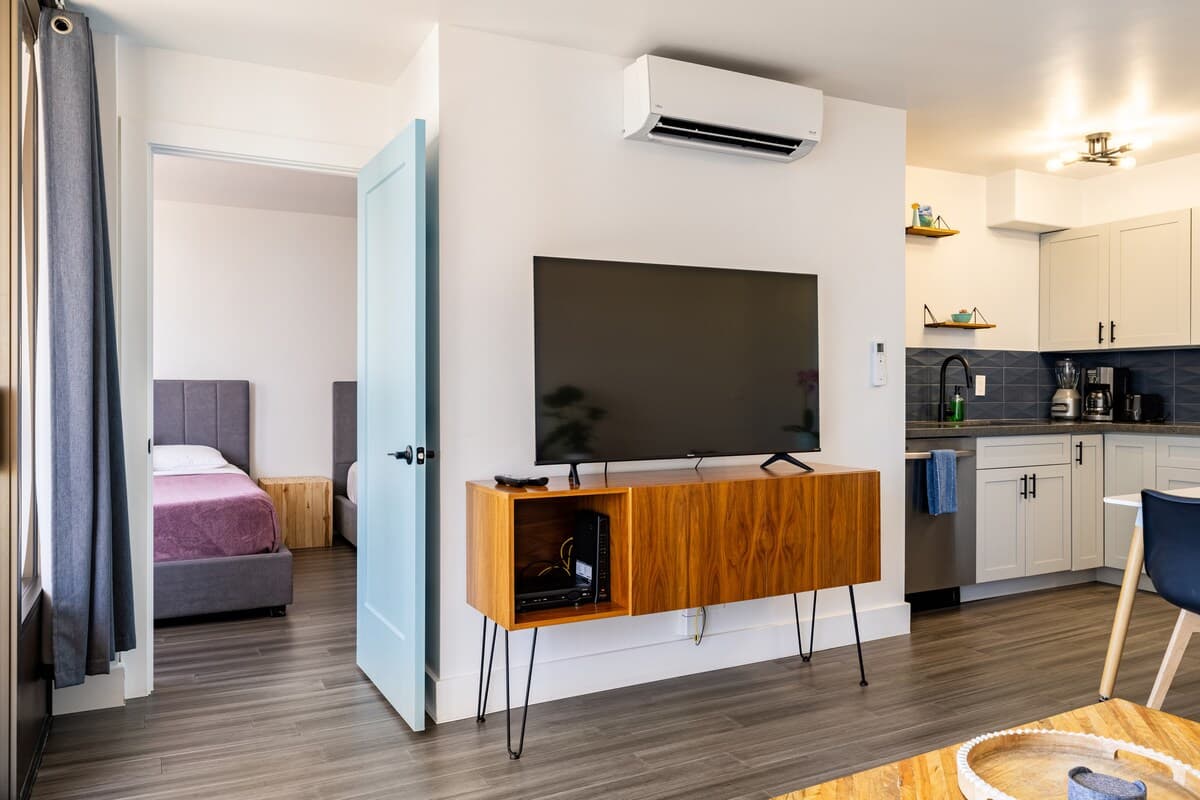 Condo in Honolulu · ★4.94 · 1 bedroom · 2 beds · 1 private bath - Photo 4