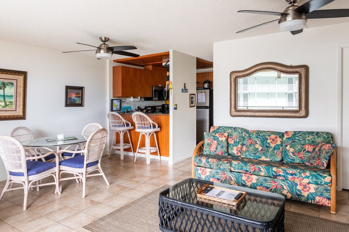 Condo in Kailua-Kona · ★4.83 · 1 bedroom · 3 beds · 2 shared baths - Photo 3